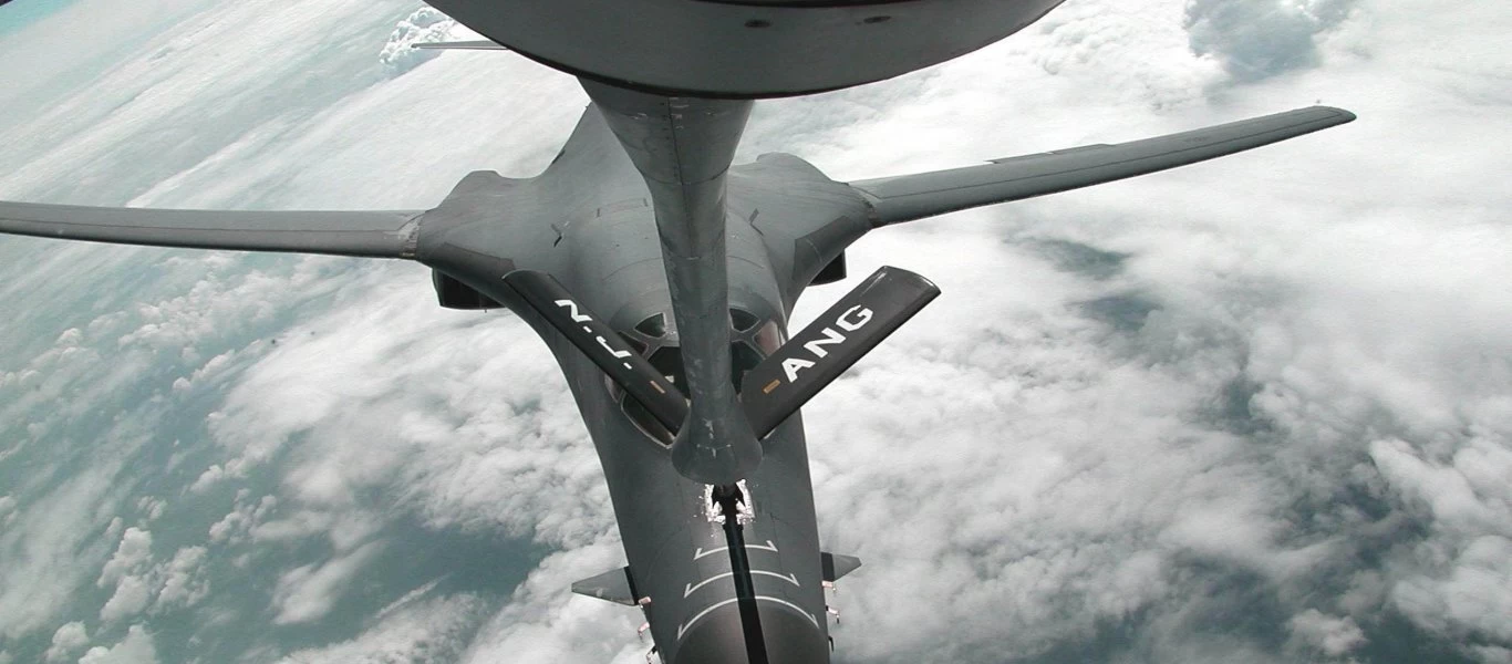 Αμερικανικό B-1B ανεφοδιάζεται στον αέρα πάνω από την Σουηδία